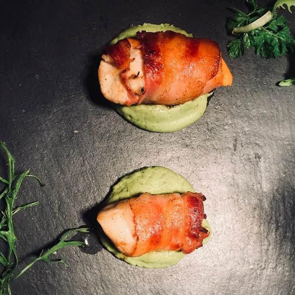 pancetta wrapped scallops with pea puree